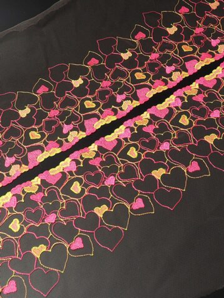 Вышивка на сетке телесная с неоновыми сердечками ширина 20 см ОТРЕЗЫ