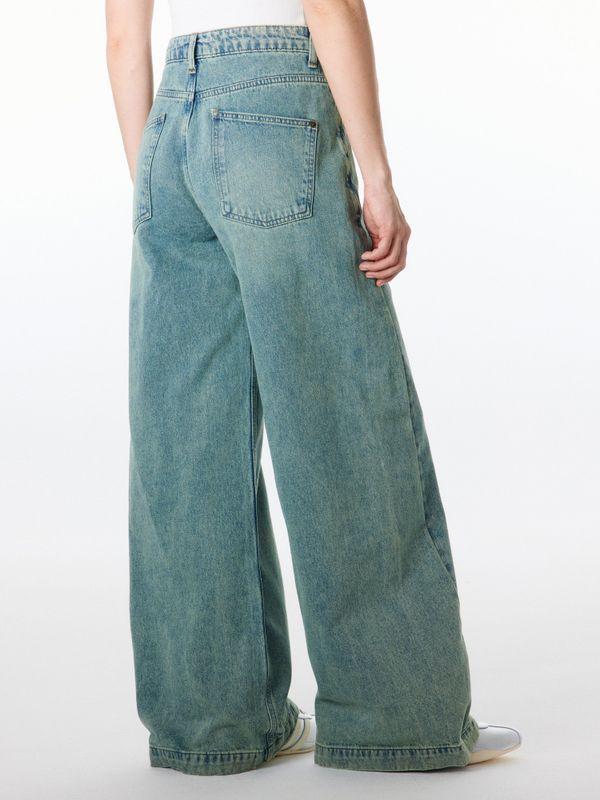 Джинсы широкие со смещенным боковым швом 