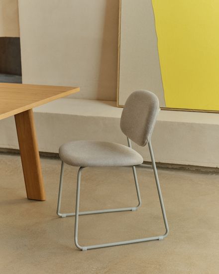 Стул Meli ткань бежевого цвета с бежевыми металлическими ножками Испания 