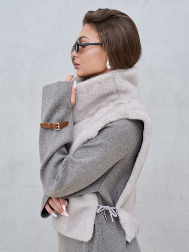 Серая манишка из эко-меха с завязками