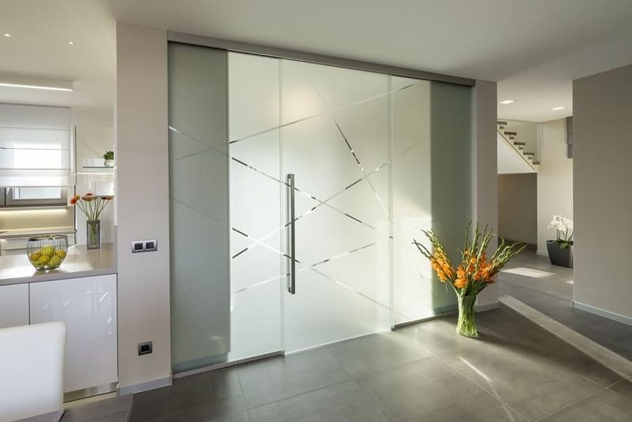 Преимущества и недостатки цельностеклянных дверей Преимущества и недостатки цельностеклянных дверей