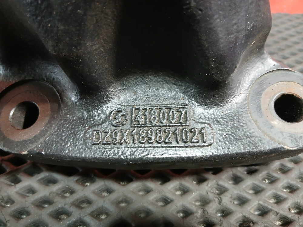 Кронштейн цилиндра подъема кабины