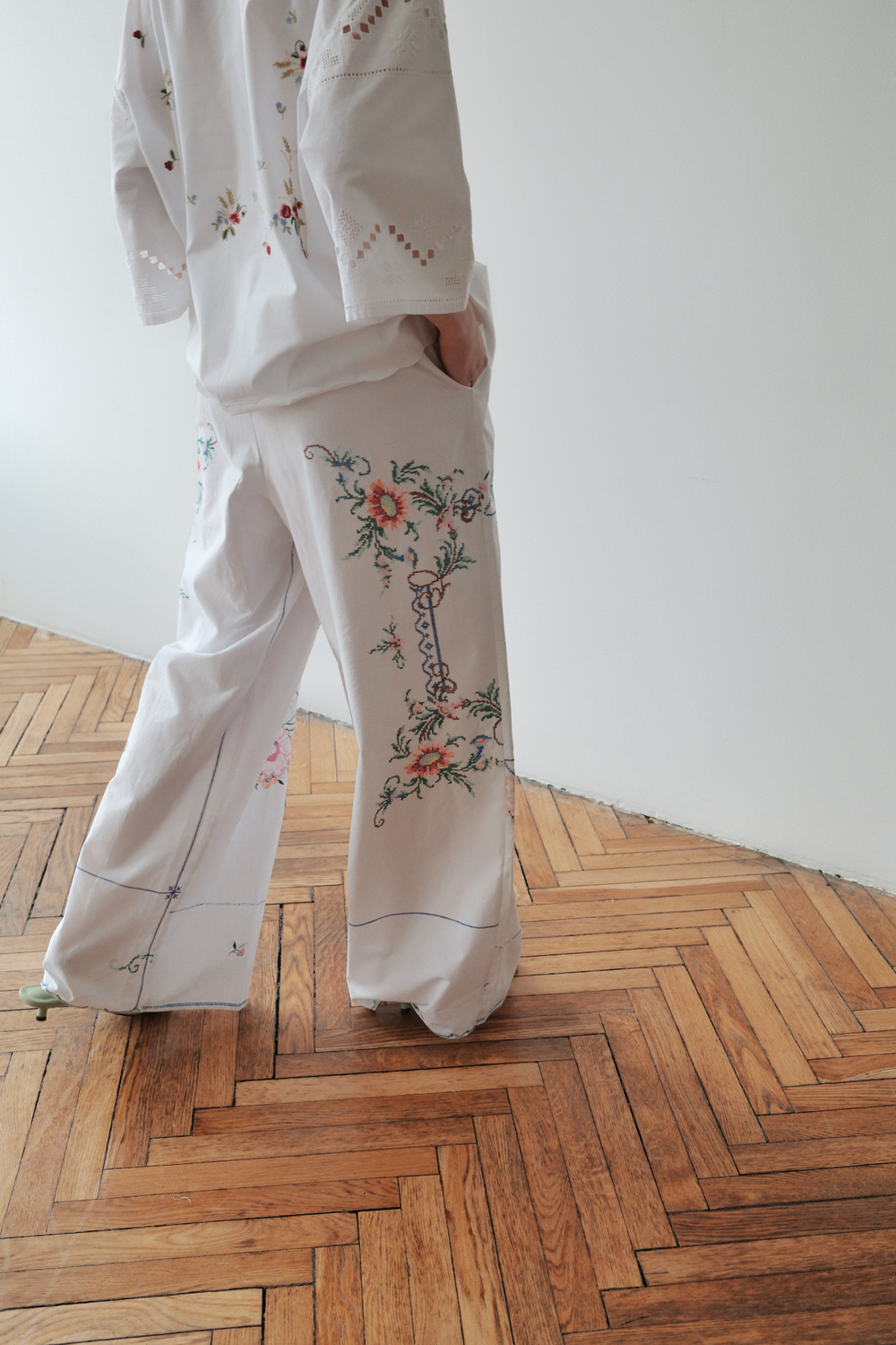 Брюки с цветочной вышивкой