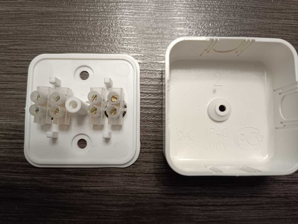 Коробка распаячная КМ41206-01 для открытой проводки 50х50х20мм белая (4 клеммы 3мм2)