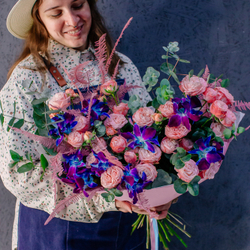 79. Необычный нежный букет с синими орхидеями