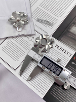 Накладка на пуговицу Цветок плоский серебристый