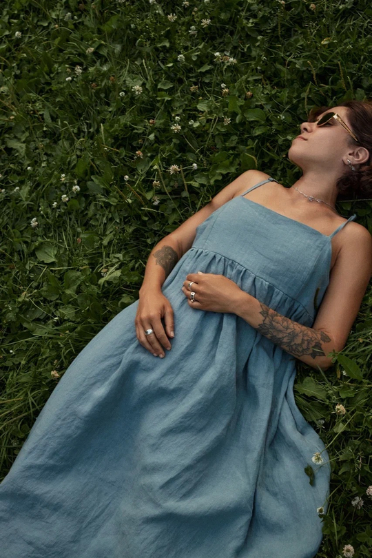 Сарафан на тонких бретелях из серо-голубого льна
