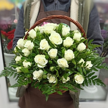 Корзина с кустовыми розами сорта "Lyrica"