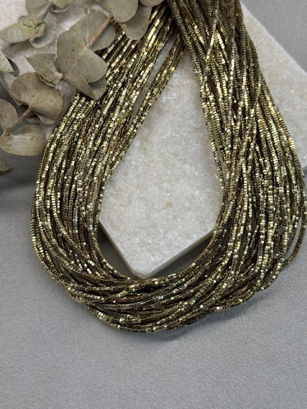 Гематит светлое золото шестигранник 2*1 мм, нить 40 см