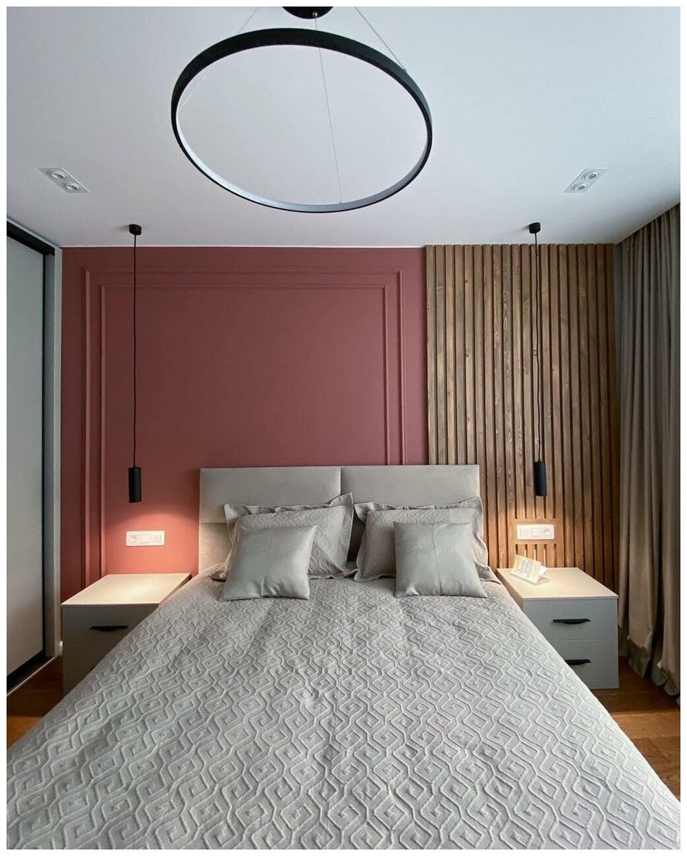 Реечный декор в спальне из Сосны 40х30мм