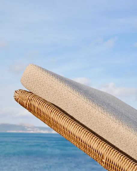 Шезлонг Galea из тикового дерева и синтетического ротанга