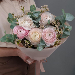 Нежный букет ранункулюсов