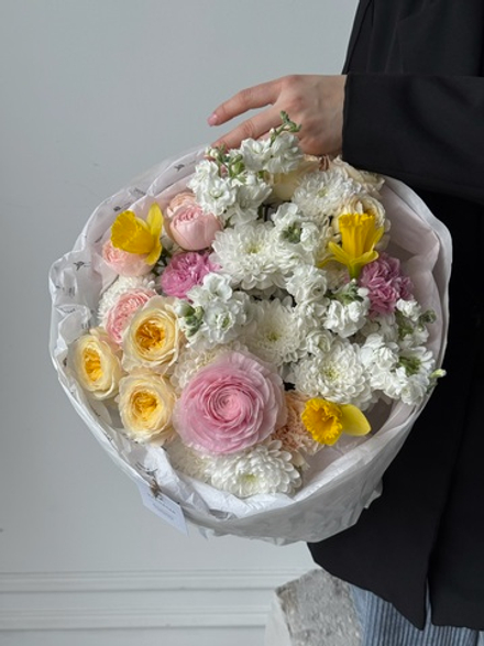 Букет из кустовых пионовидных роз, хризантемы, диантусов, ранункулюсов и маттиолы