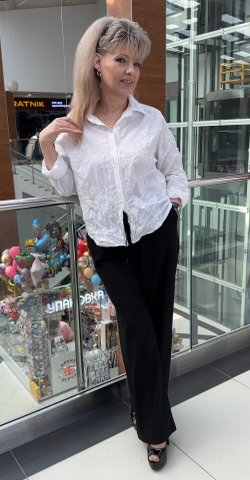 Белая рубашка- блузон с шитьем на пуговицах