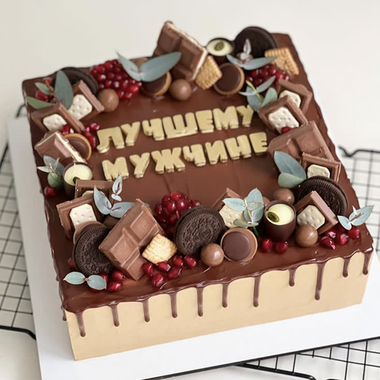 Торт с надписью декором из шоколада