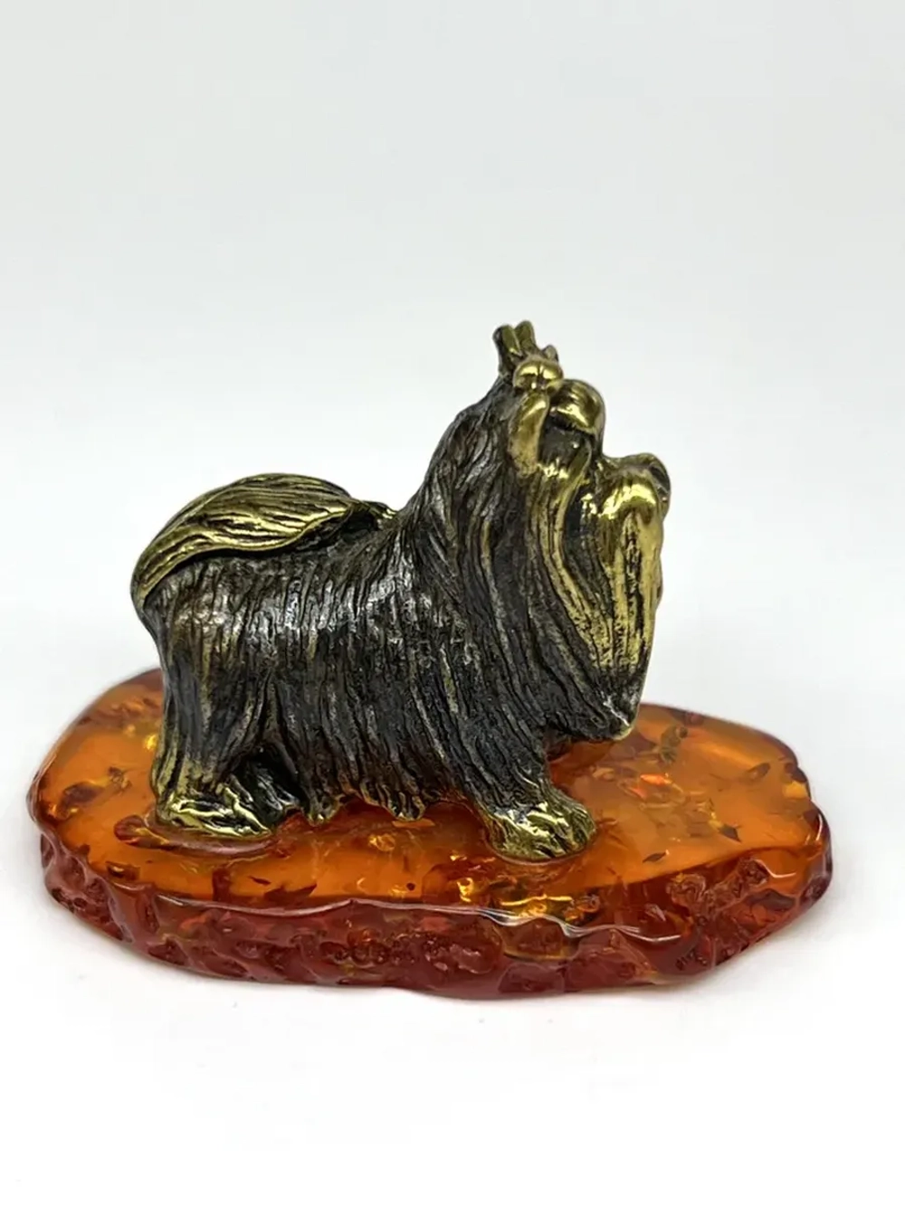 Бронзовая статуэтка на янтаре