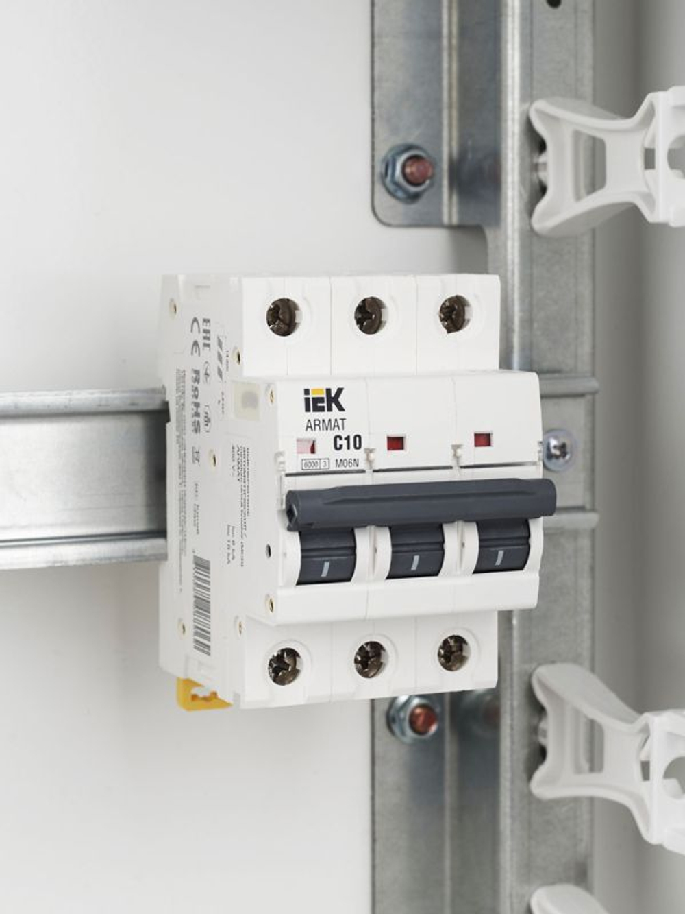Выключатель автоматический модульный 3п C 10А M06N ARMAT IEK AR-M06N-3-C010