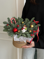 Композиция из хвои с новогодними игрушками