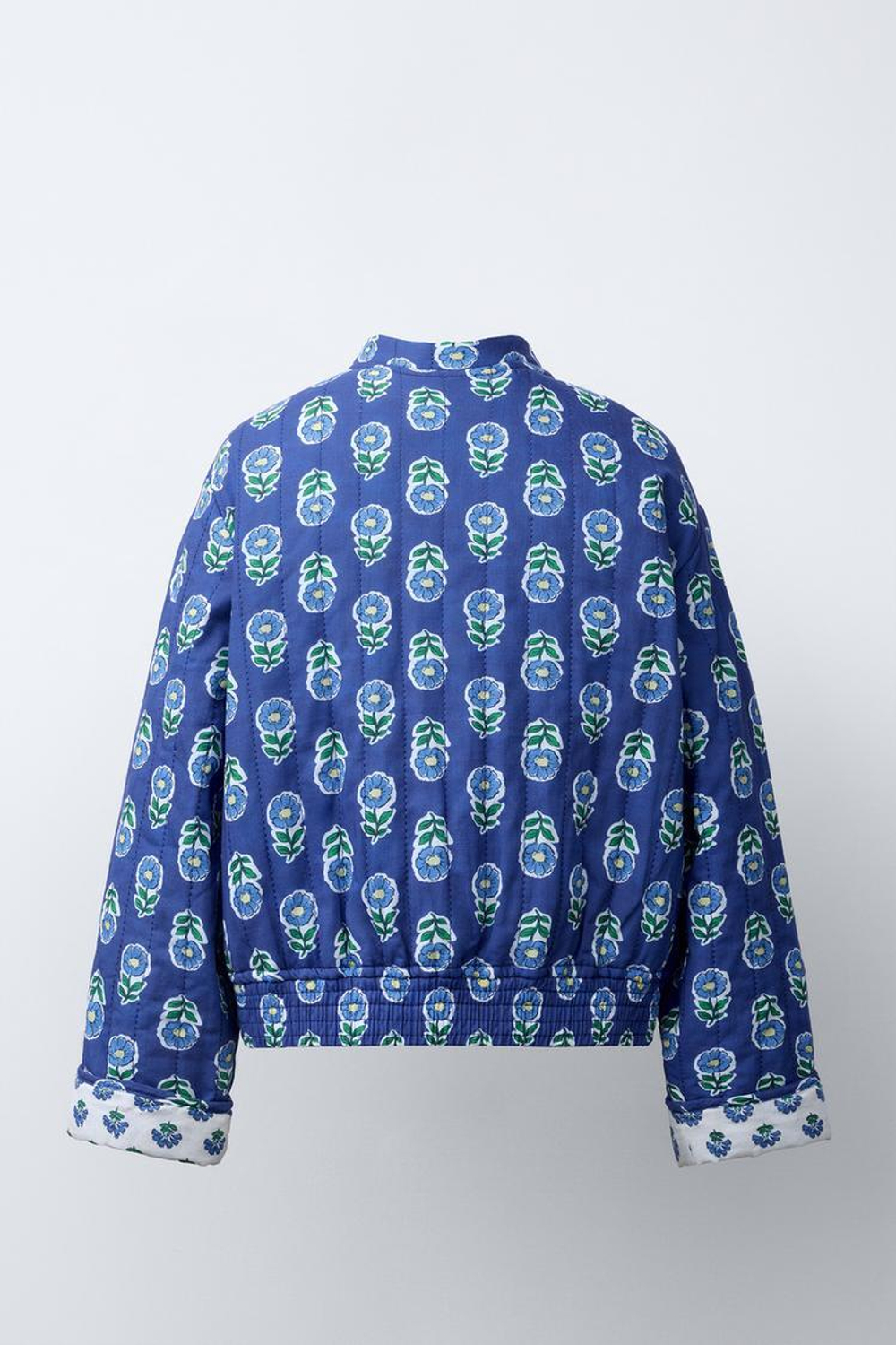 ZARA СТЕГАНАЯ КУРТКА С ЦВЕТОЧНЫМ ПРИНТОМ, ВАСИЛЬКОВЫЙ