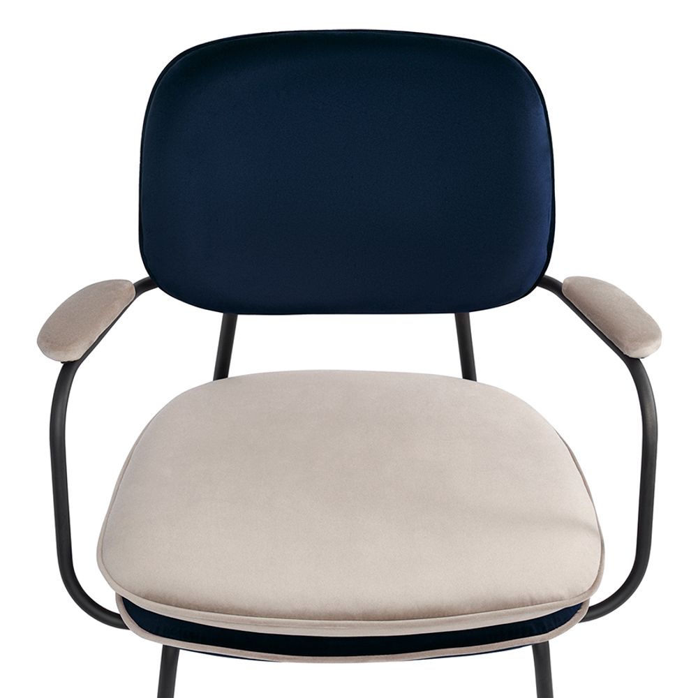 Стул с подлокотниками и контрастным кантом Pea, велюр, темно-синий/бежевый