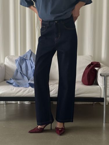 Прямые темно-синие джинсы