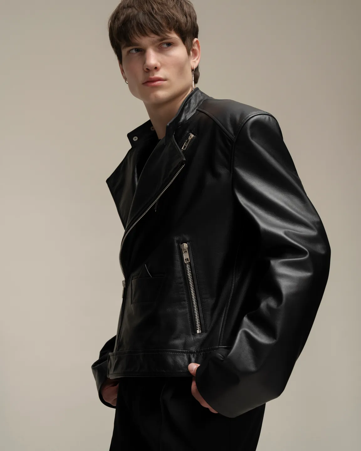 Черная кожаная куртка 