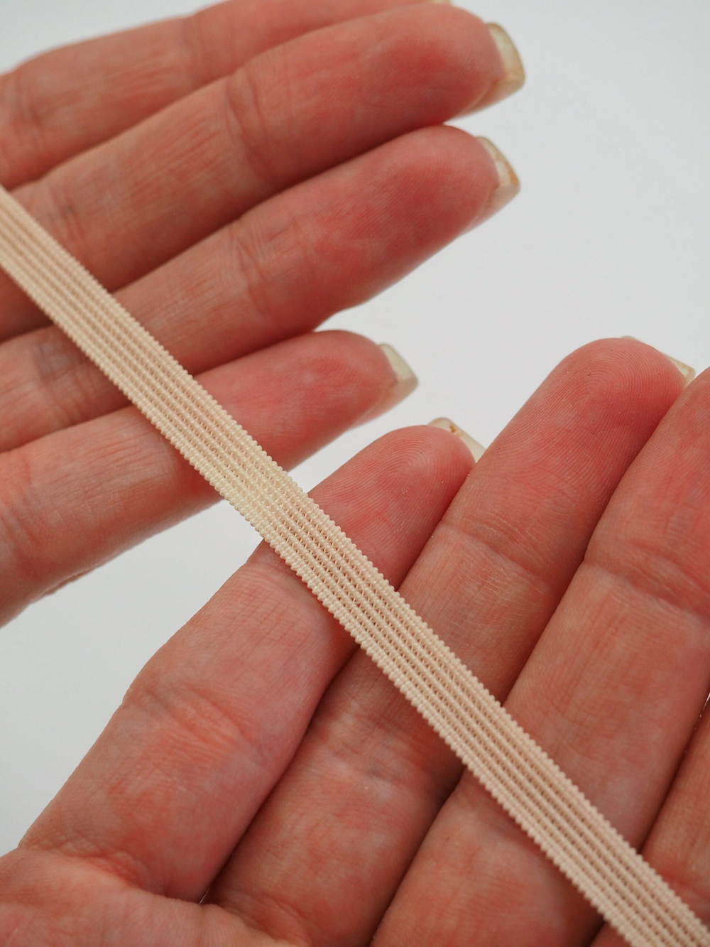 Резинка узкая бельевая бежевая Lauma (Латвия) ширина 6 мм