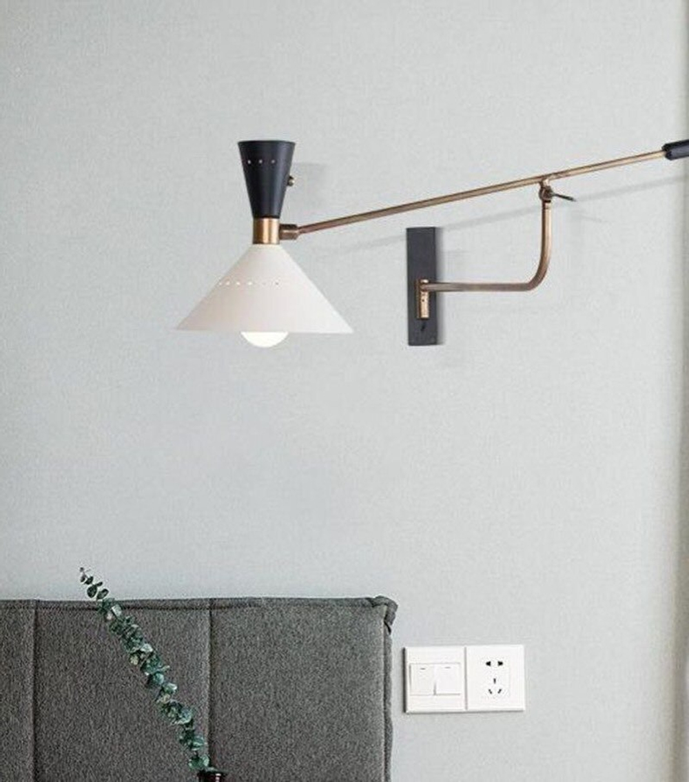 Элегантный настенный светильник в стиле mid-century с длинным поворотным рычагом