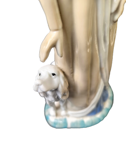 Фарфоровая статуэтка "Девушка с собакой"