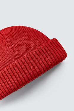 ZARA КОРОТКАЯ ТРИКОТАЖНАЯ ШАПКА, КРАСНЫЙ