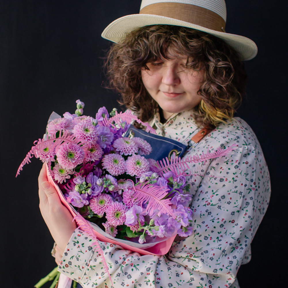 24. Аккуратный букет с хризантемой и маттиолой