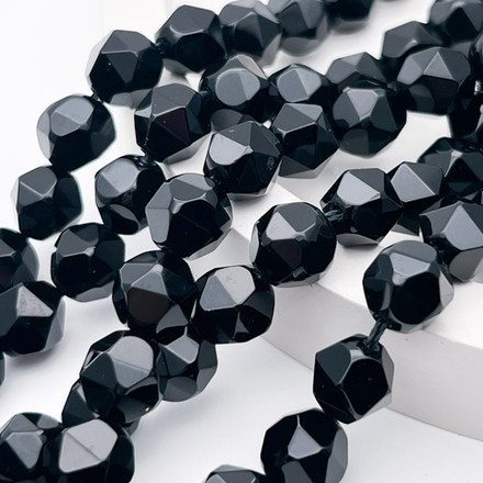 Халцедон тонированный бусины, крупная огранка, цвет черный, размер около 10,2-10,4 мм, цена за 9 бусин (1/4 нити)