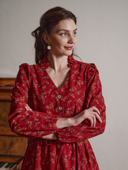 Платье с воротником стойкой