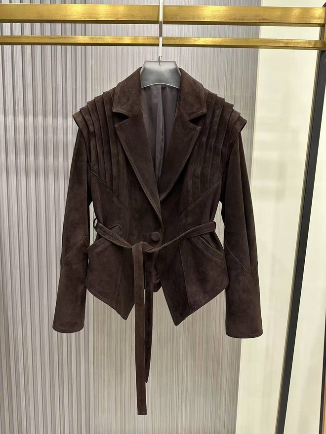 Жакет из замши "горький шоколад" с английским воротником и поясом