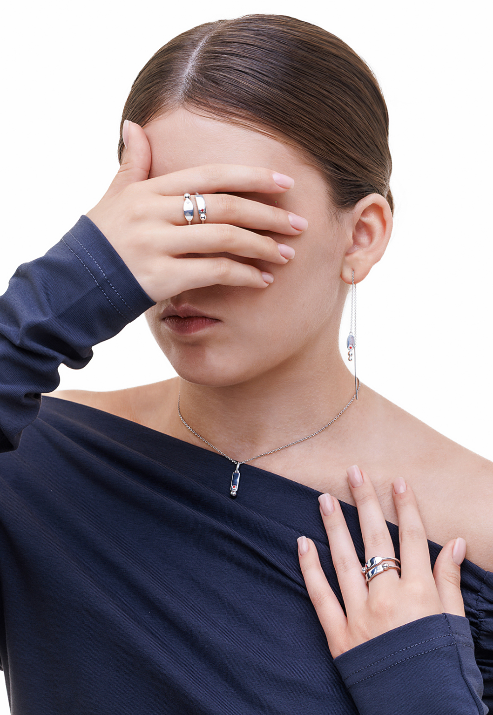 Моносерьга-продёвка из серебра со вставками из выращенных рубинов