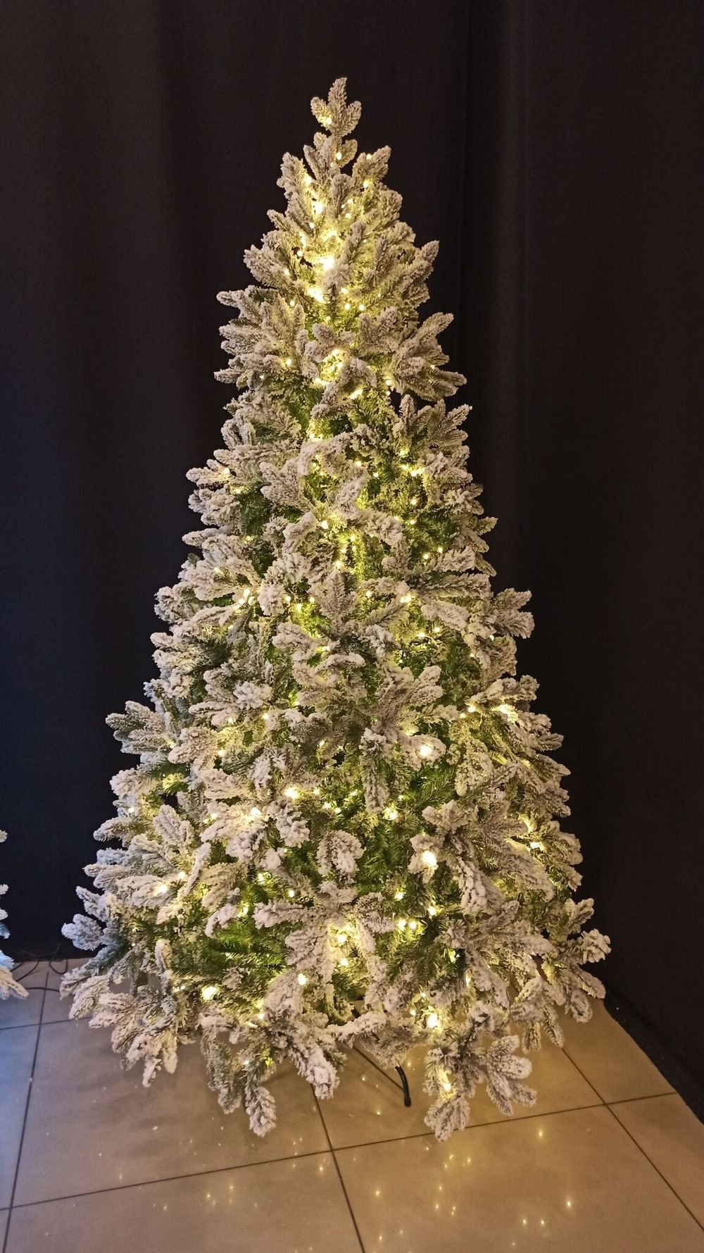 Заснеженная ель с гирляндой «Барокко» теплый свет (Литая+пвх) 240 см / 2,4 м