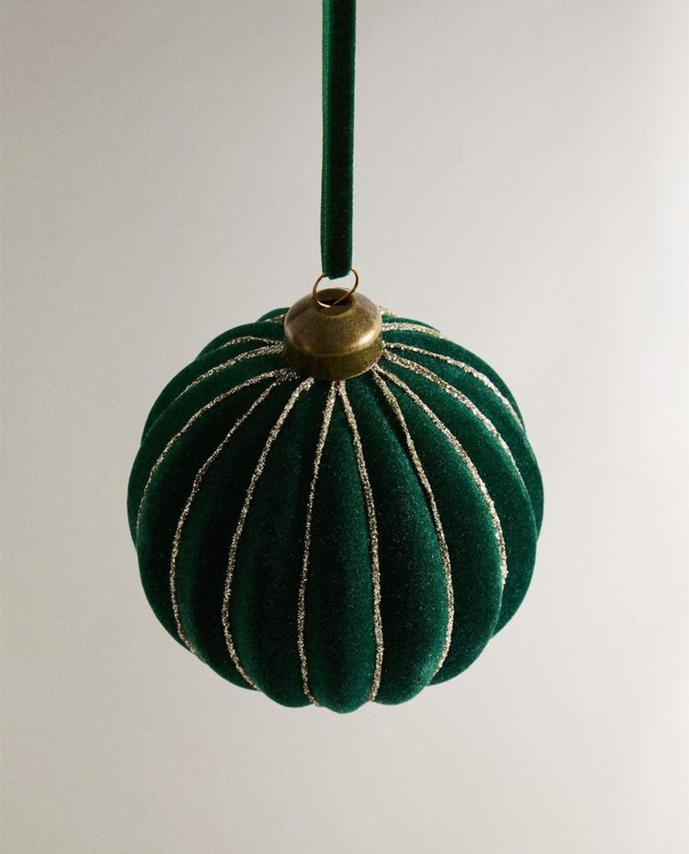 ZARA HOME БАРХАТНОЕ ЕЛОЧНОЕ УКРАШЕНИЕ В ФОРМЕ ШАРА, ЗЕЛЕНЫЙ