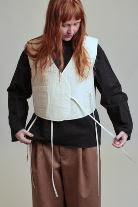 Жилет стеганый на запах из молочного хлопка