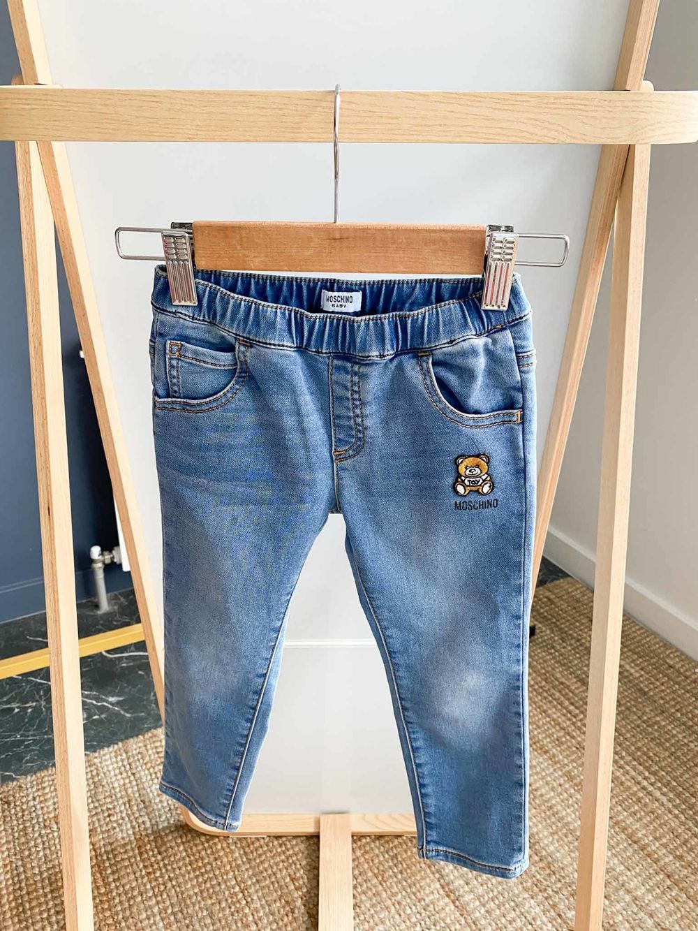 Джинсы Moschino