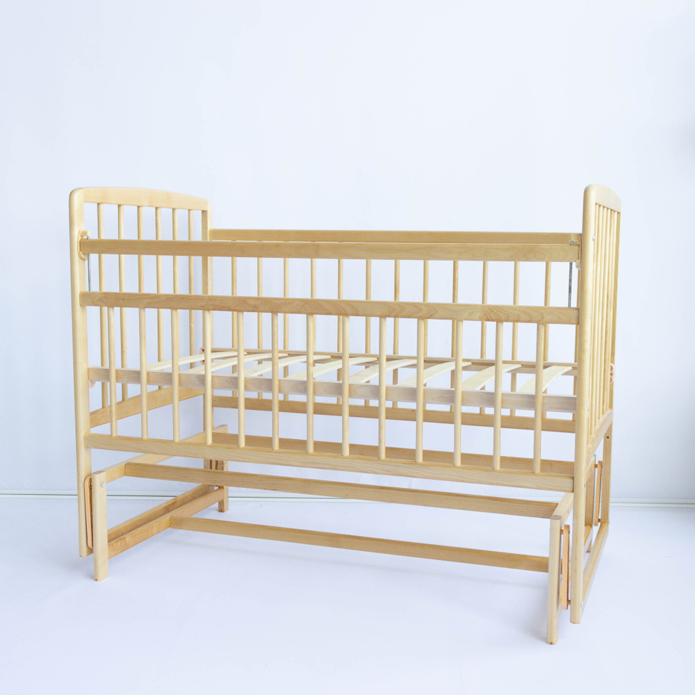 Детская кроватка Малютка 36 с маятником (лак)