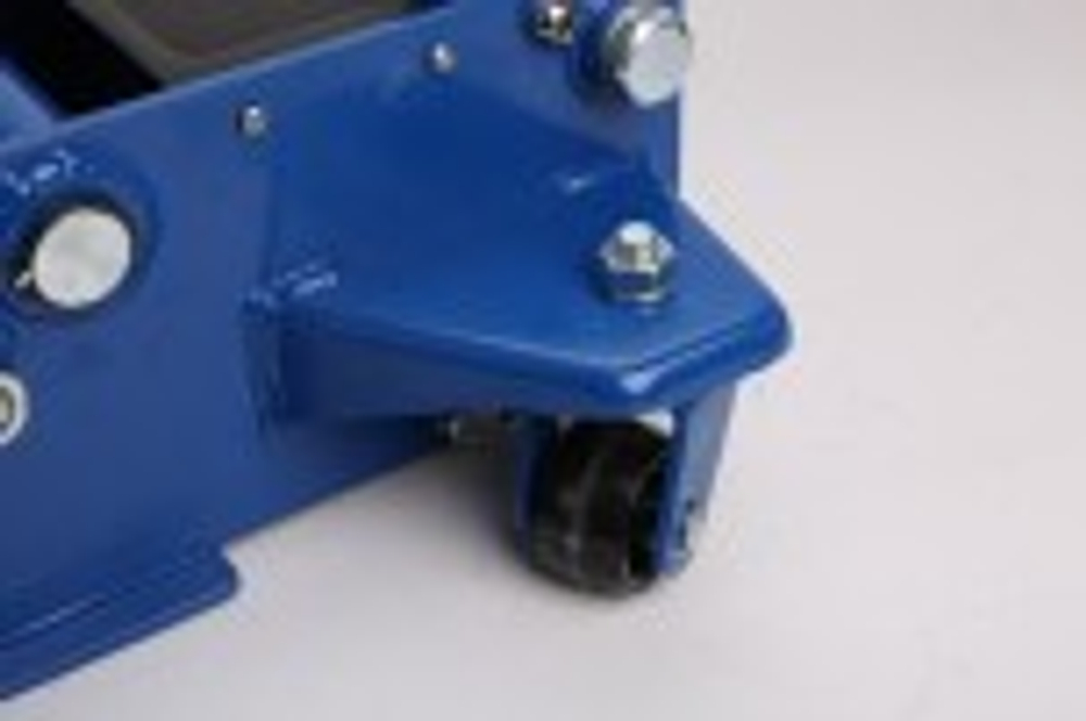 Домкрат подкатной AE&T T31703 3т двухнасосный низкий