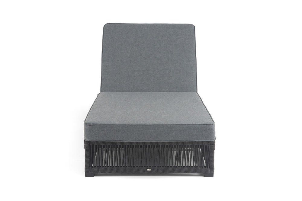 "Ривьера" шезлонг плетеный из роупа, каркас алюминий темно-серый (RAL7024) муар, роуп темно-серый круглый, ткань темно-серая 027