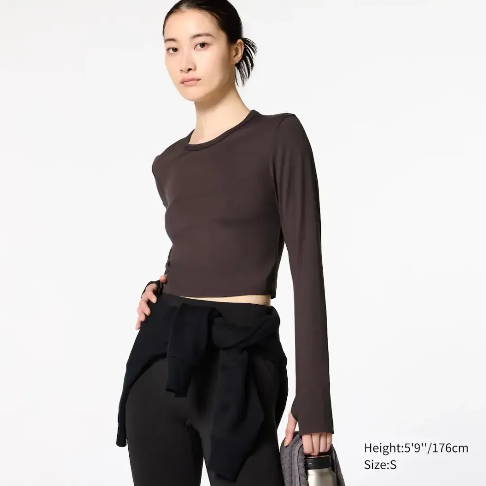 UNIQLO УКОРОЧЕННАЯ ФУТБОЛКА ULTRA STRETCH AIRISM, ТЕМНО-КОРИЧНЕВЫЙ