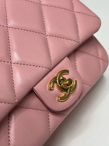 Стеганая мини-сумка Chanel с золотой ручкой