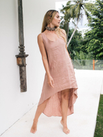 Платье Chintamani розовое льняное с открытой спиной