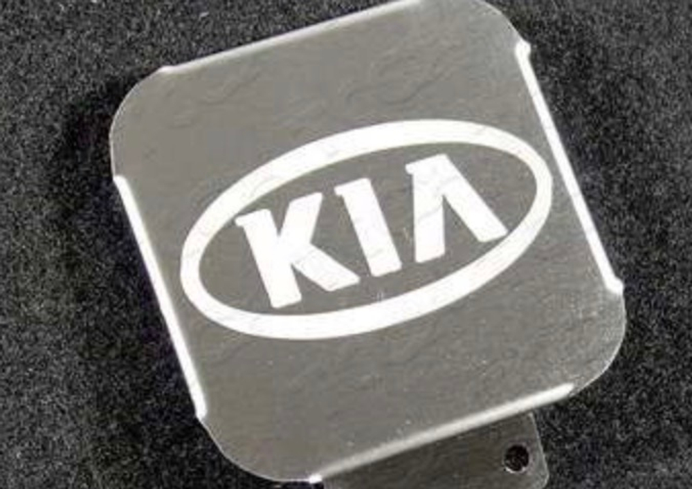 Заглушка на фаркоп под квадрат 50x50 с логотипом Kia, (нерж.сталь) TCUZKIA1