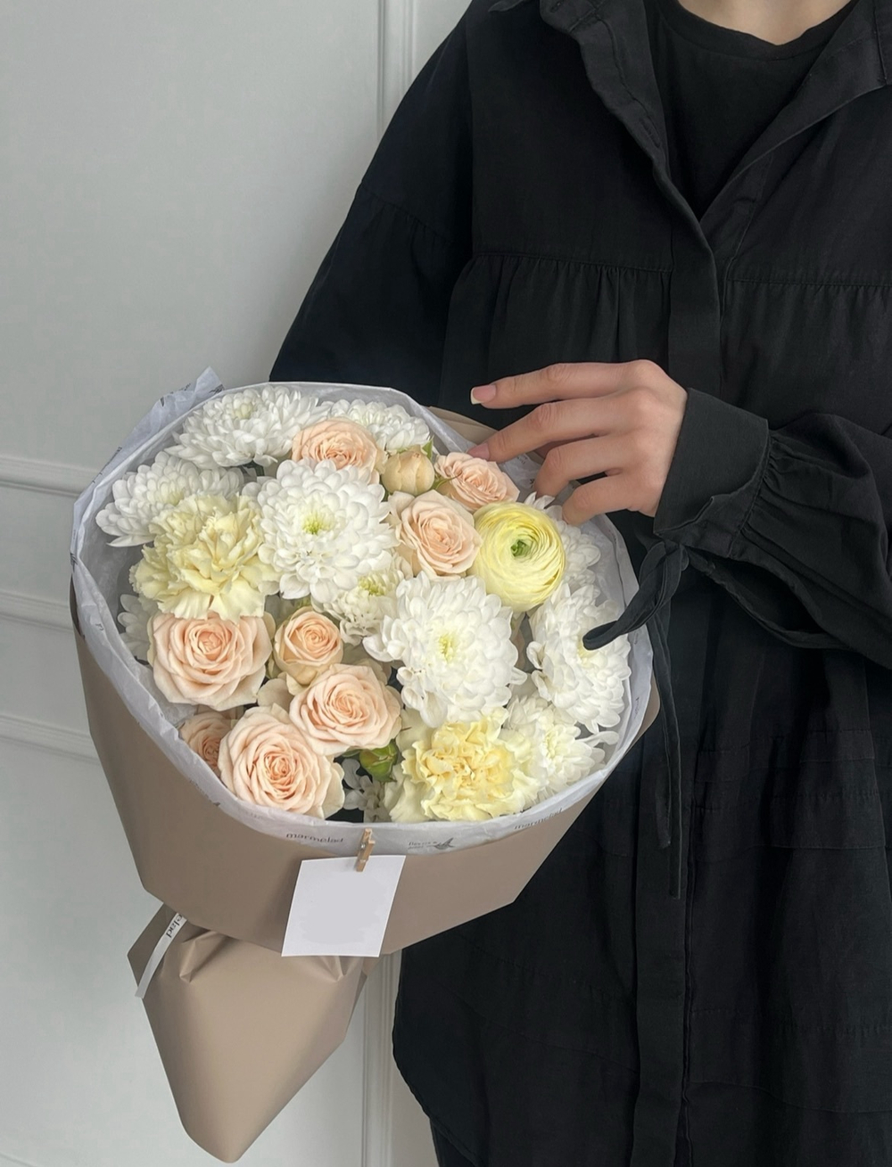 Авторский букет из хризантемы, кустовой пионовидной розы, ранункулюса и диантусов