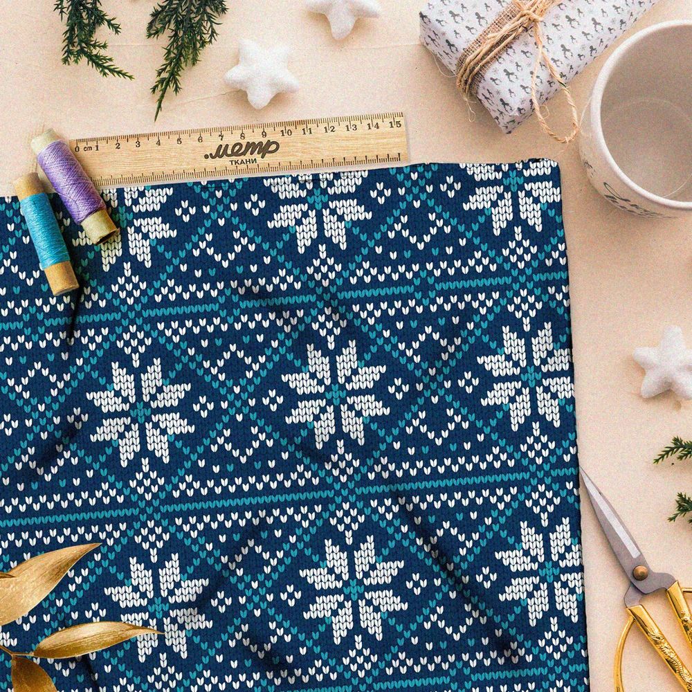 Ткань флис крупный плотный узор на синем свитере
