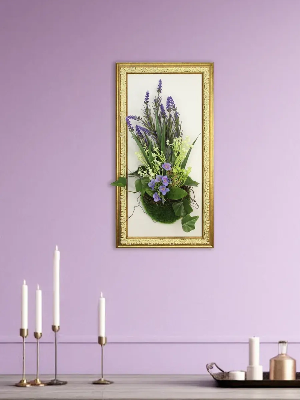 Искусственные цветы в багетной раме для декора