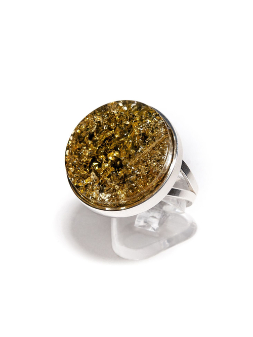 Кольцо из серебра925 с цельным зеленым янтарем, диаметр 1,3 см безразмерное